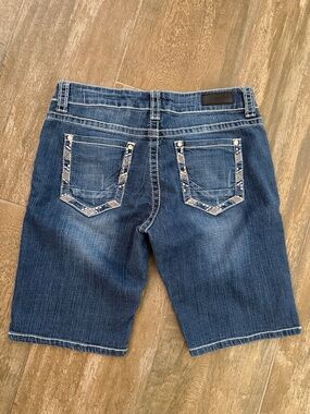 Daytrip Virgo Bermuda Indigo Denim Shorts with Cream Contrast Stitching